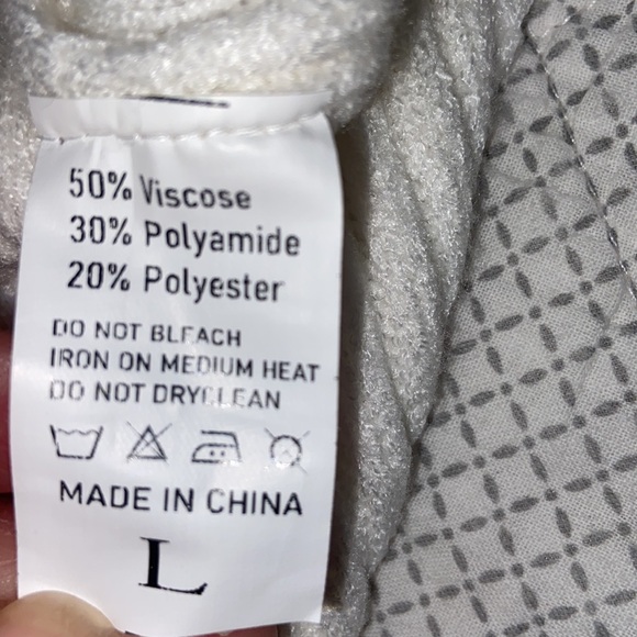 Puffy white balloon sweater size large - Picture 3 of 3